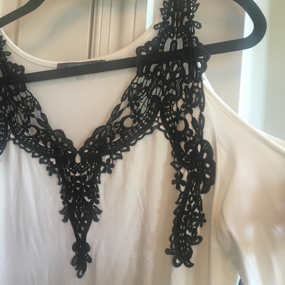 NWOT cold shoulder top with lace 💗🎀🛍 Never worm - Picture 3 of 8